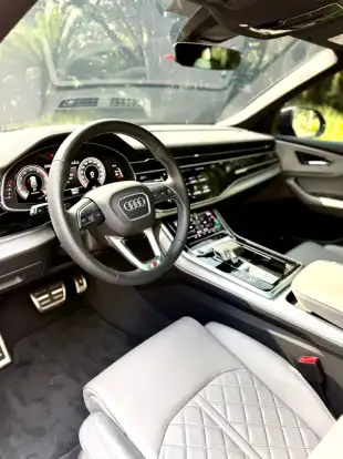AUDI-Q8-2024