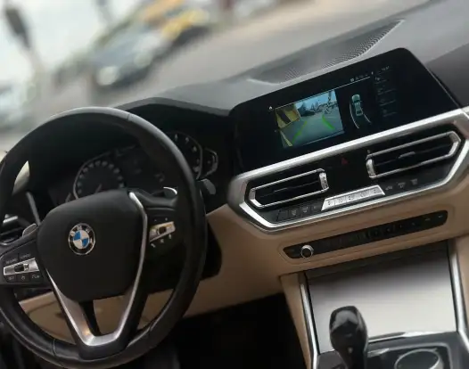 BMW-320i-2021