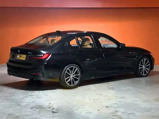 BMW-320i-2021
