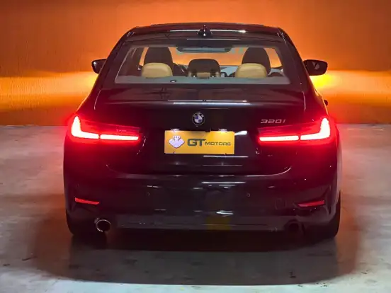 BMW-320i-2021