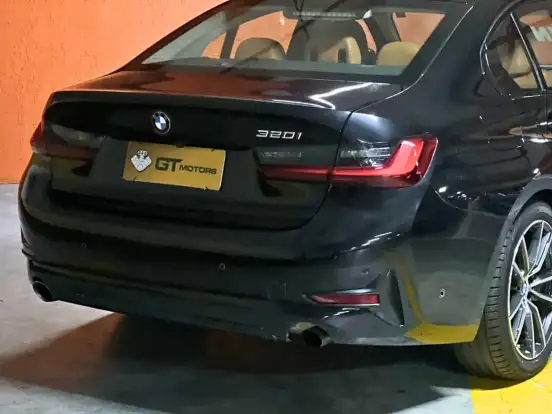 BMW-320i-2021