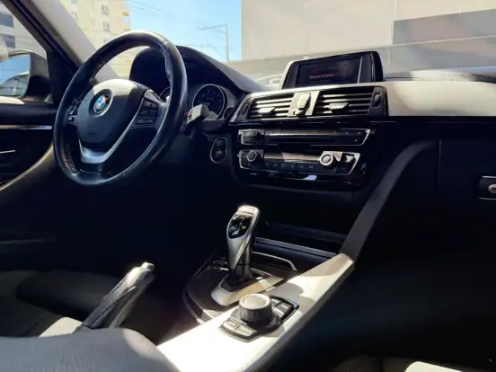 BMW-320i-2018