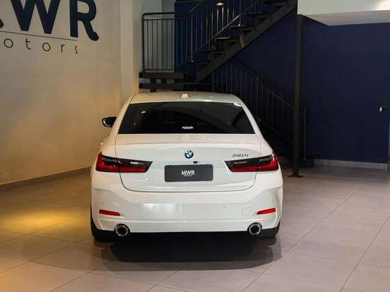 BMW-320i-2022