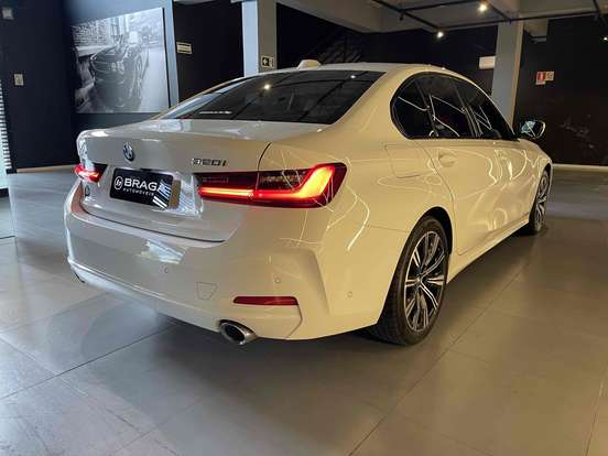 BMW-320i-2022