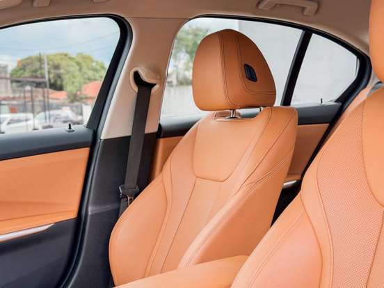 BMW-320i-2023