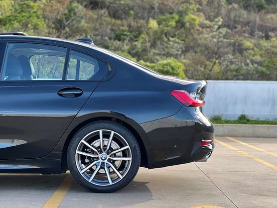 BMW-320i-2021