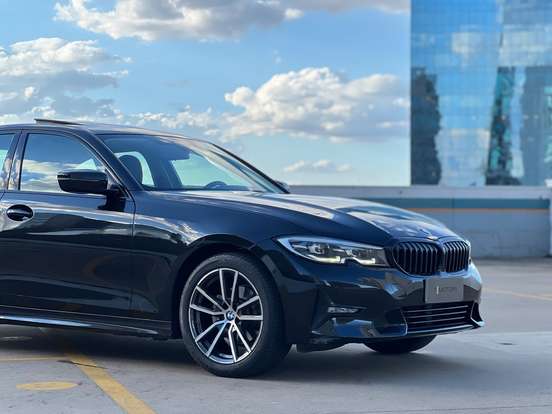 BMW-320i-2021