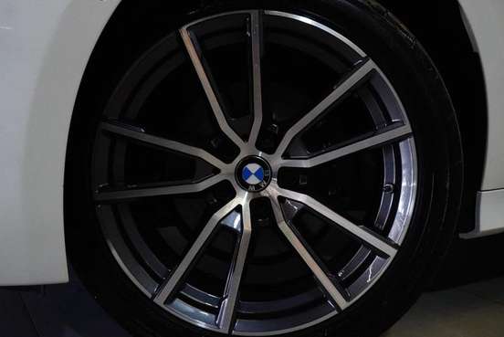 BMW-320i-2019