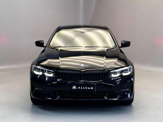 BMW-320i-2019