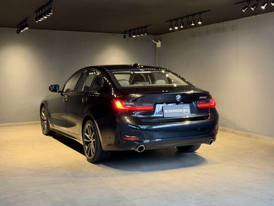 BMW-320i-2019