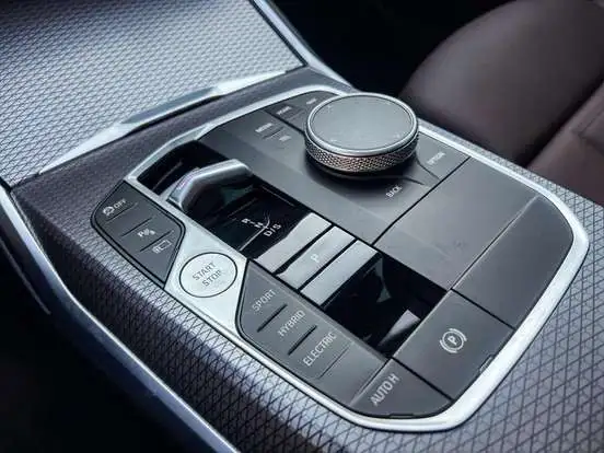 BMW-330e-2026