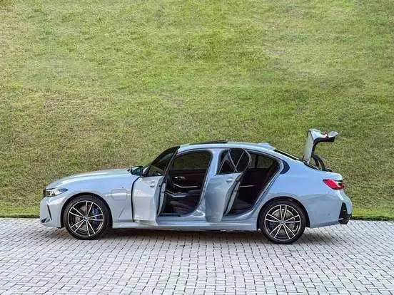 BMW-330e-2026