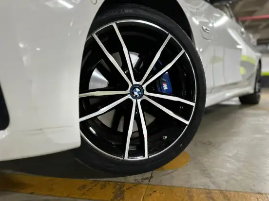 BMW-330e-2022