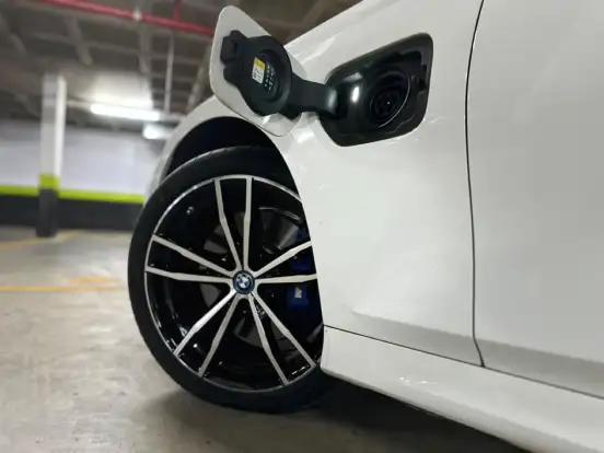 BMW-330e-2022