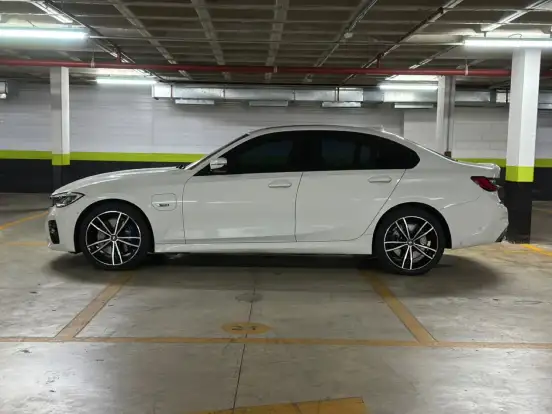 BMW-330e-2022
