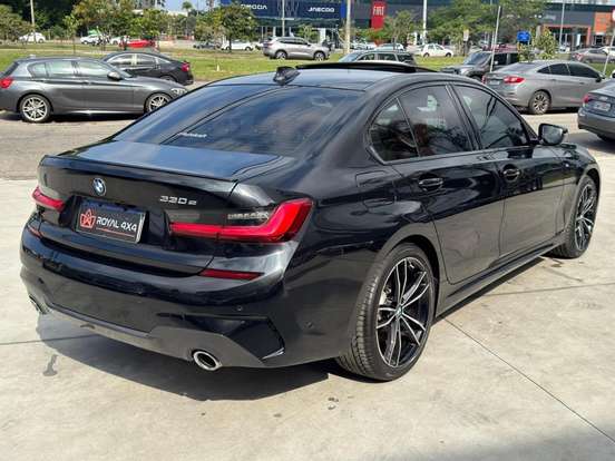 BMW-330e-2019