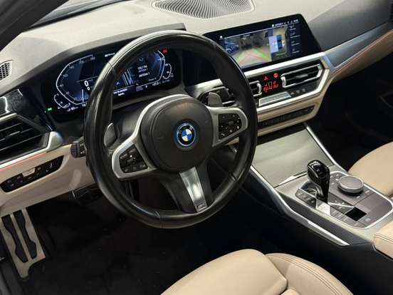 BMW-330e-2022