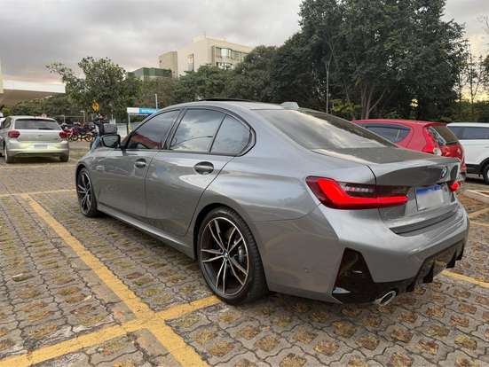 BMW-320i-2023