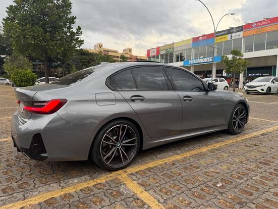 BMW-320i-2023
