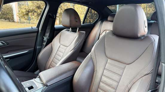 BMW-320i-2022