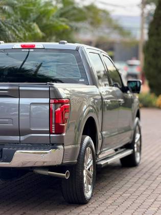 FORD F-150 5.0 V8 GASOLINA CD LARIAT BLACK FX4 AUTOMÁTICO