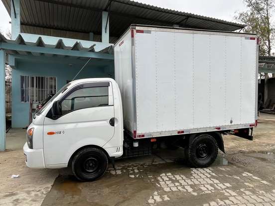 HYUNDAI-HR-2.5 LONGO SEM CAÇAMBA 4X2 16V 130CV TURBO INTERCOOLER DIESEL 2P MANUAL HYUNDAI-HR-2015