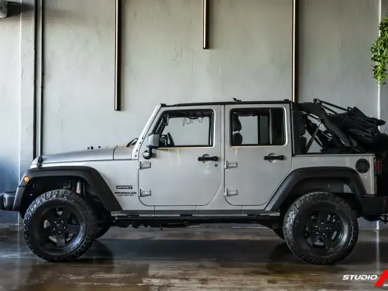 JEEP-WRANGLER-3.8 UNLIMITED SPORT 4X4 V6 12V GASOLINA 4P AUTOMATICO JEEP-WRANGLER-2010