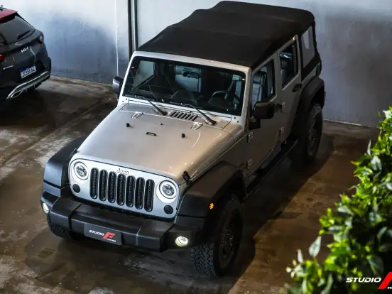 JEEP-WRANGLER-3.8 UNLIMITED SPORT 4X4 V6 12V GASOLINA 4P AUTOMATICO JEEP-WRANGLER-2010