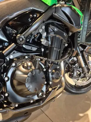 KAWASAKI-Z900-2025