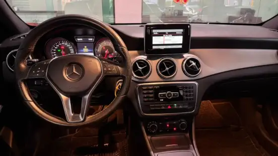 MERCEDES-BENZ-GLA 200-2015