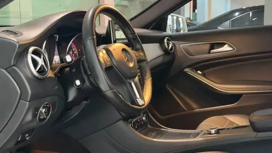 MERCEDES-BENZ-GLA 200-2015