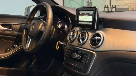 MERCEDES-BENZ-GLA 200-2015