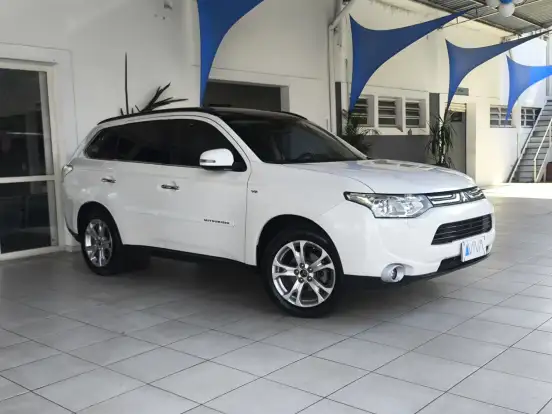 MITSUBISHI-OUTLANDER-3.0 GT 4X4 V6 24V GASOLINA 4P AUTOMÁTICO MITSUBISHI-OUTLANDER-2013