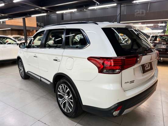 MITSUBISHI-OUTLANDER-3.0 GT 4X4 V6 24V GASOLINA 4P AUTOMÁTICO MITSUBISHI-OUTLANDER-2015