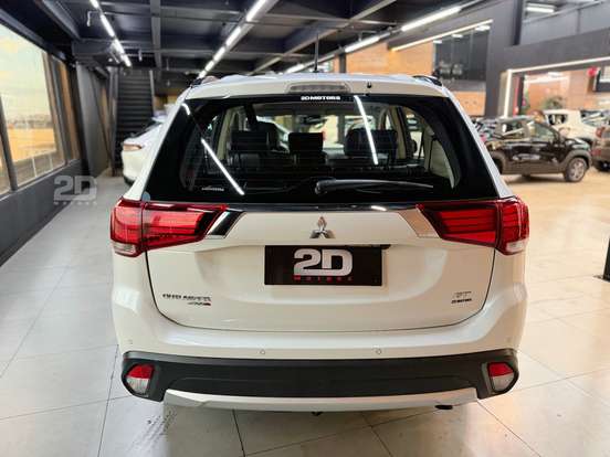 MITSUBISHI-OUTLANDER-3.0 GT 4X4 V6 24V GASOLINA 4P AUTOMÁTICO MITSUBISHI-OUTLANDER-2015