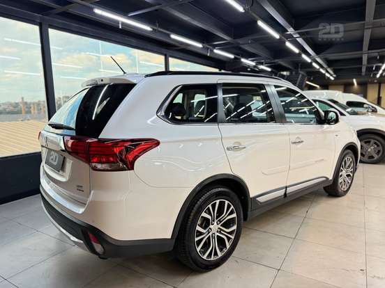 MITSUBISHI-OUTLANDER-3.0 GT 4X4 V6 24V GASOLINA 4P AUTOMÁTICO MITSUBISHI-OUTLANDER-2015