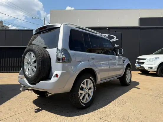 MITSUBISHI-PAJERO TR4-2.0 4X4 16V 140CV FLEX 4P AUTOMÁTICO MITSUBISHI-PAJERO TR4-2011
