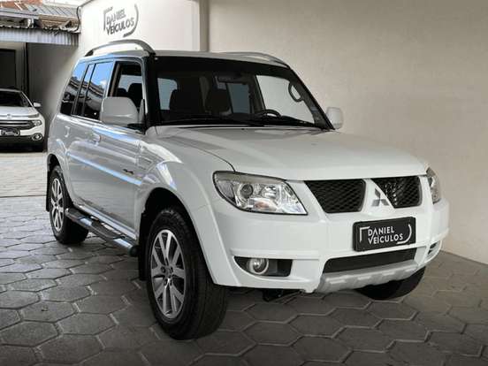 MITSUBISHI-PAJERO TR4-2.0 4X4 16V 140CV FLEX 4P AUTOMÁTICO MITSUBISHI-PAJERO TR4-2013
