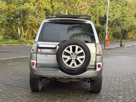 MITSUBISHI-PAJERO TR4-2.0 4X4 16V 140CV FLEX 4P AUTOMÁTICO MITSUBISHI-PAJERO TR4-2011