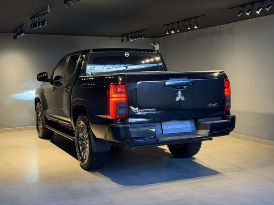 MITSUBISHI-TRITON-2025