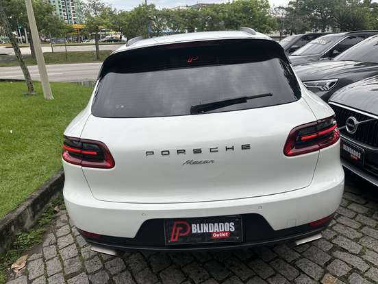 PORSCHE-MACAN-2016
