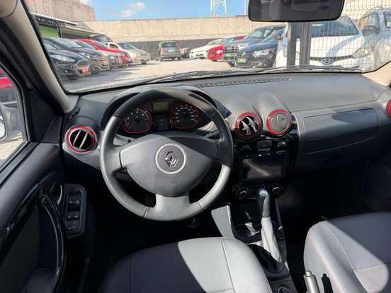 RENAULT-SANDERO-2013