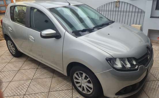 RENAULT-SANDERO-2014
