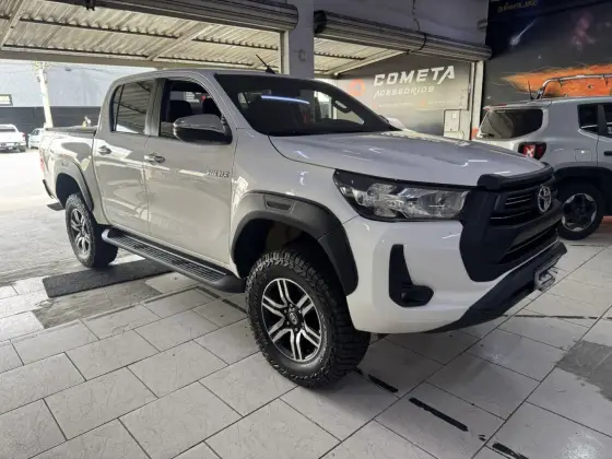 TOYOTA HILUX 2.8 D-4D TURBO DIESEL CD SR 4X4 AUTOMÁTICO