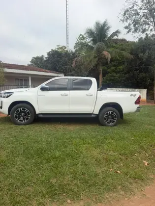 TOYOTA HILUX 2.8 D-4D TURBO DIESEL CD SRV 4X4 AUTOMÁTICO