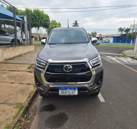 TOYOTA HILUX 2.8 D-4D TURBO DIESEL CD SRX 4X4 AUTOMÁTICO
