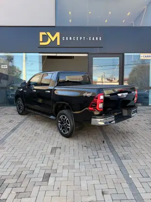 TOYOTA-HILUX-2.8 D-4D TURBO DIESEL CD SRX 4X4 AUTOMÁTICO TOYOTA-HILUX-2023