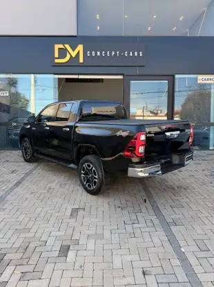 TOYOTA-HILUX-2.8 D-4D TURBO DIESEL CD SRX 4X4 AUTOMÁTICO TOYOTA-HILUX-2023