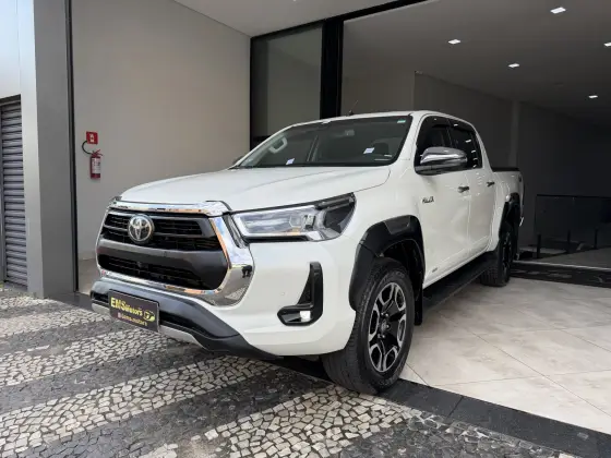 TOYOTA HILUX 2.8 D-4D TURBO DIESEL CD SRX 4X4 AUTOMÁTICO