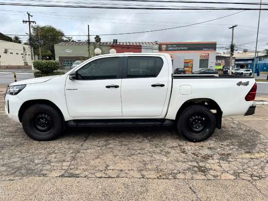 TOYOTA-HILUX-2024